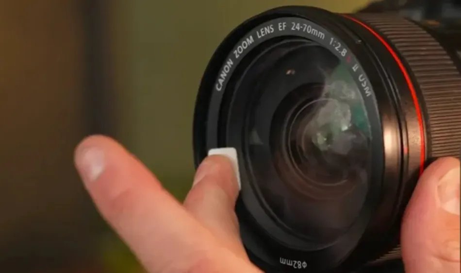 Jiffy pad being used on an eyeglass lens without scratching