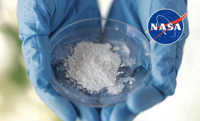Open and closed jars of PurelyWHITE Deluxe whitening powder with powder spilled out
