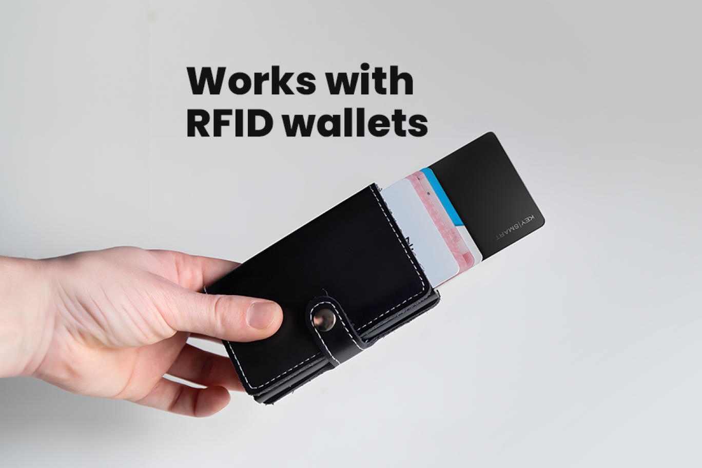 Inserting SmartCard into a wallet slot