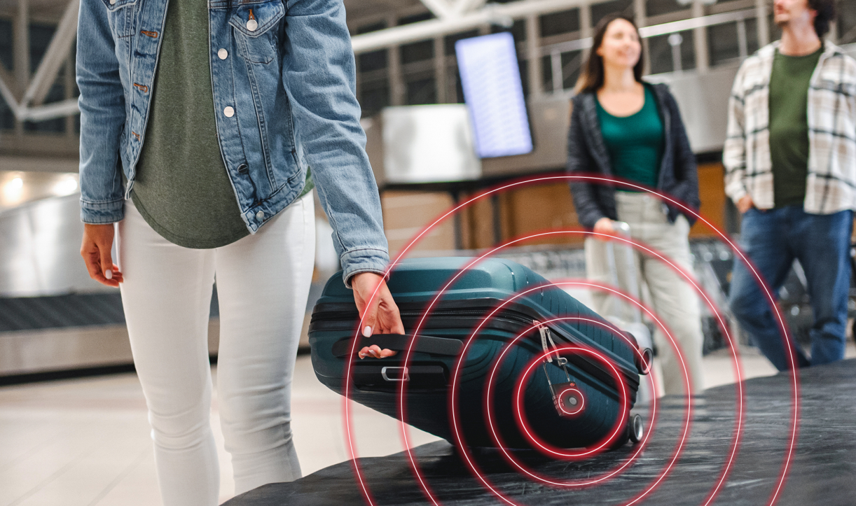 Retrieving suitcase with SmartLock at baggage carousel